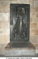 08. Náhrobní deska Ludmily z Thurnu se dvěma dětmi.jpg