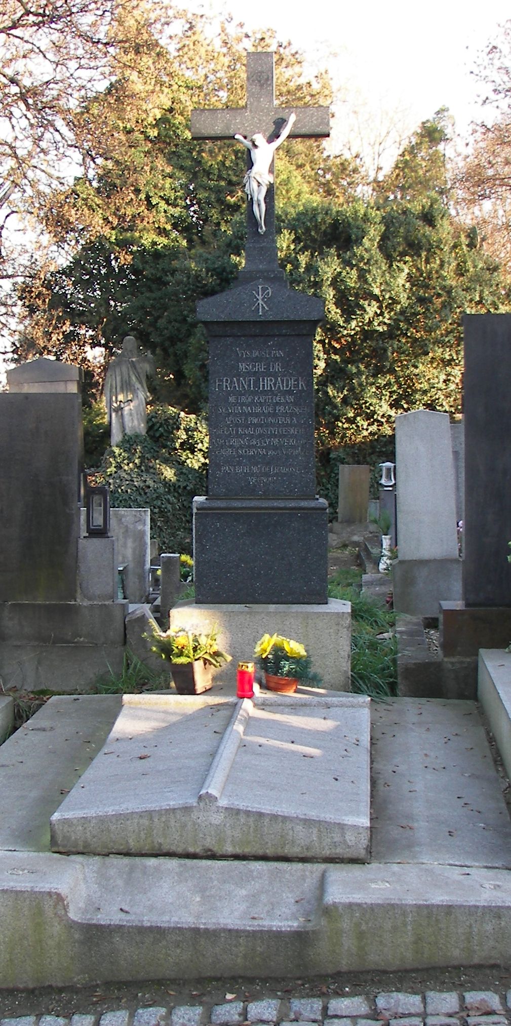 899. Hrádek - hrob